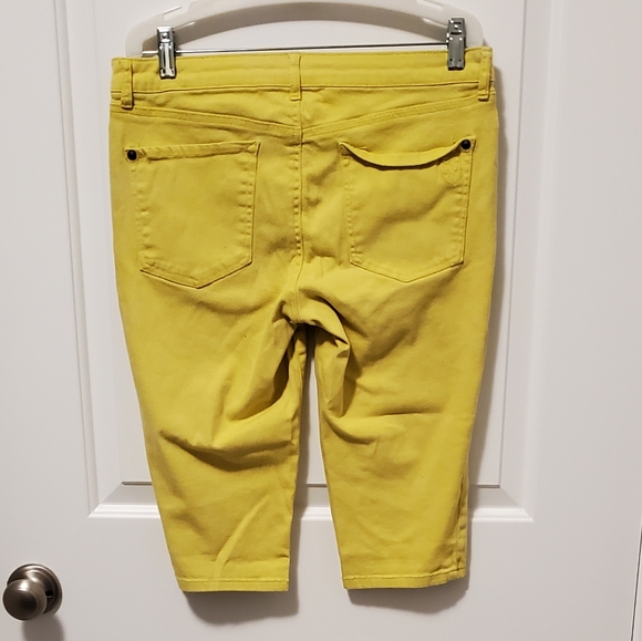 12/$30 π yellow capris from simpson - Picture 6 of 8